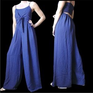 Flying Tomato Pin Stripe Smocked Open Back Tie
Front Wide Leg Jumpsuit Sz
M NWOT